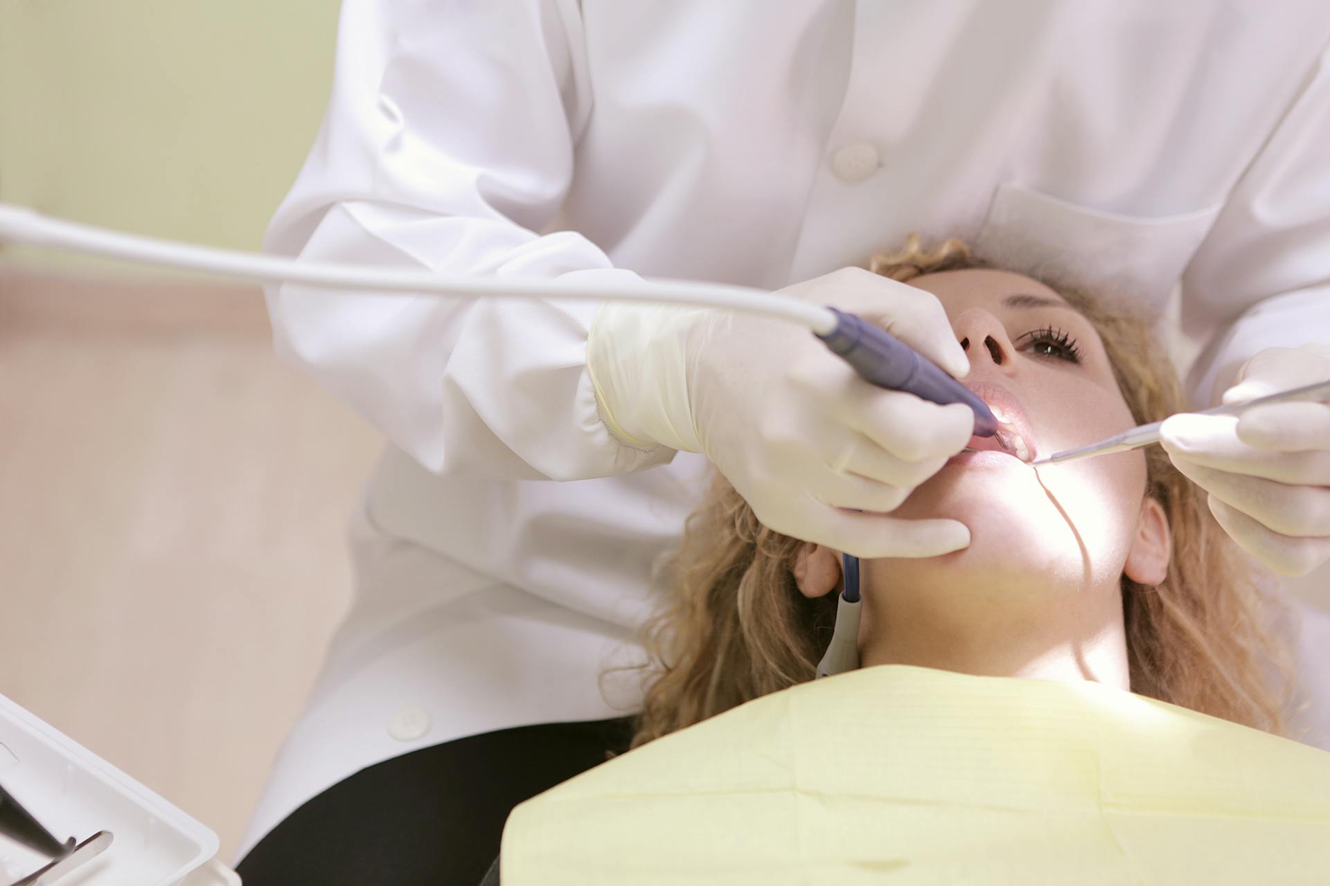 Cum să alegi un medic dentist bun: criterii esențiale pentru o experiență sigură și confortabilă